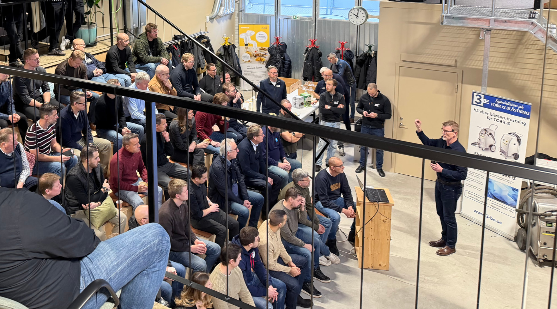 Fullsatt seminarium med talare i industrilokal
