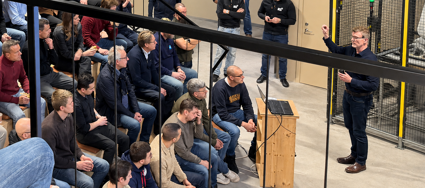 Fullsatt seminarium med talare i industrilokal